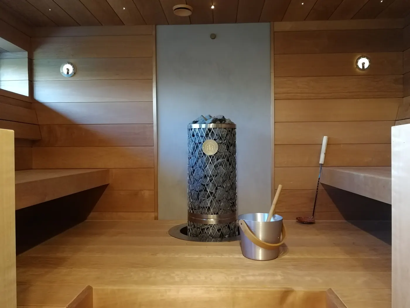 Sauna, jossa mikrosementti ja puupaneeli
